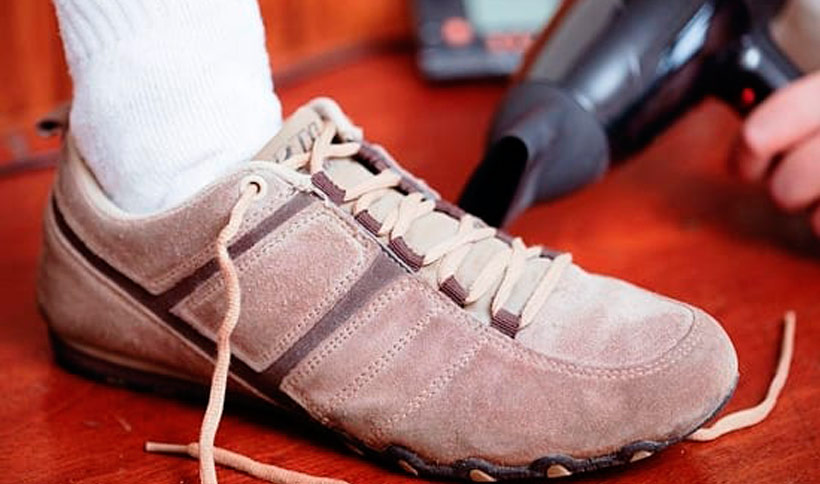 Растянуть обувь в домашних условиях, когда жмут ботинки.